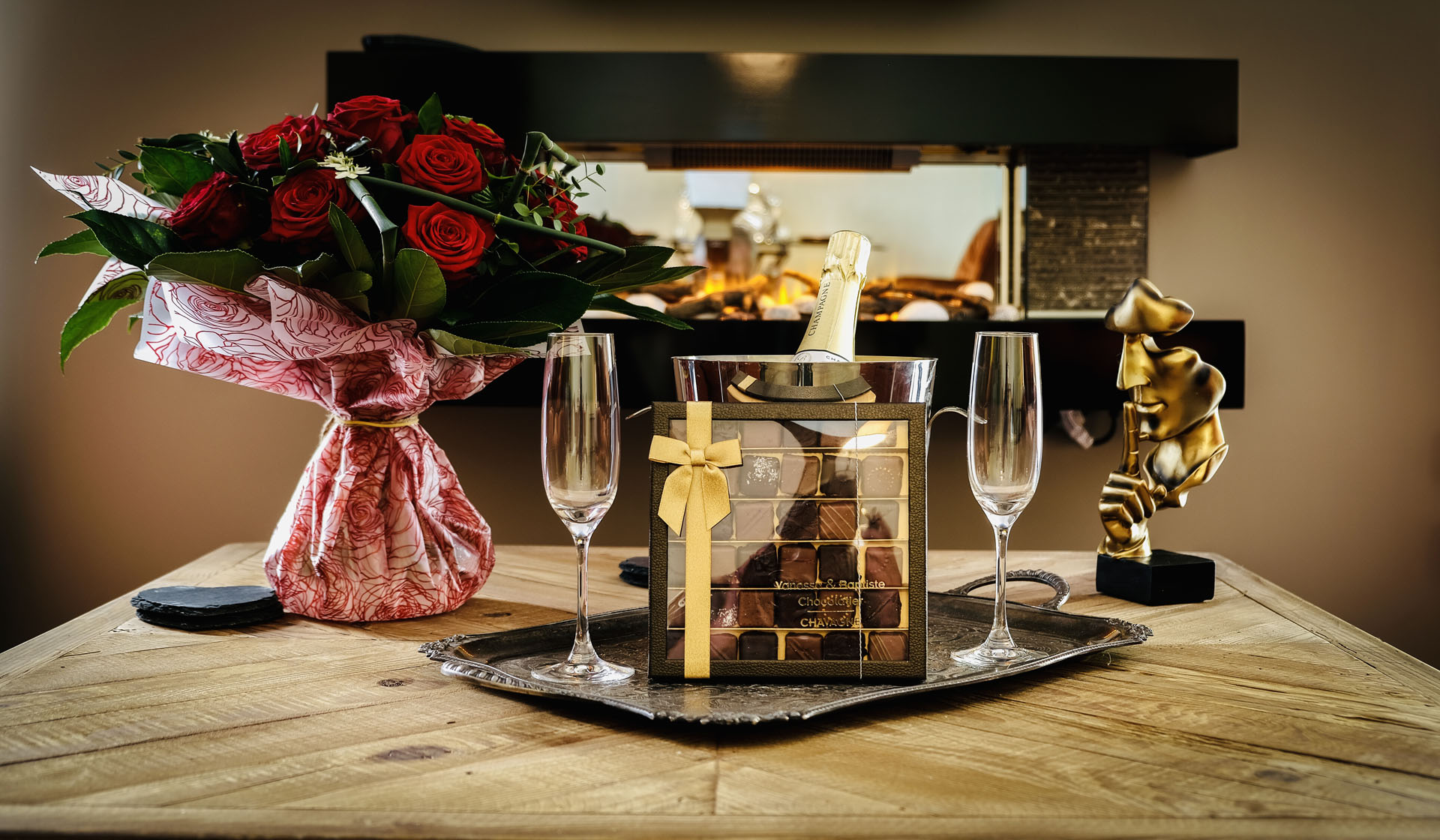 bouquet roses ecrin chocolats-champagne-coupes-sur-table-salon-loveroom l'Apotheose Bretagne