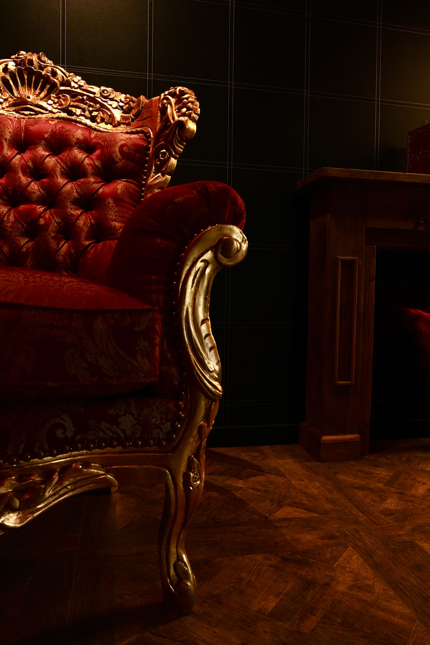 fauteuil capitonne baroque bois piece erotique loveroom bretagne
